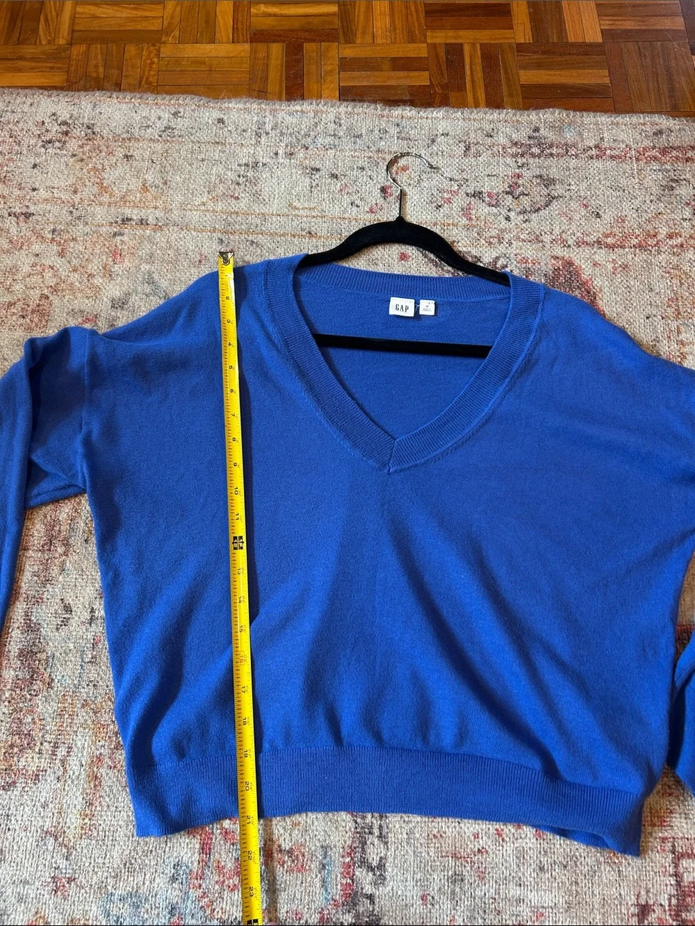 GAP Women's Cashsoft V-Neck Sweater